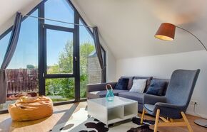 Wohnbereich mit Sofa und Sessel