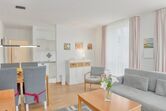 Wohnzimmer mit Blick auf die Küche