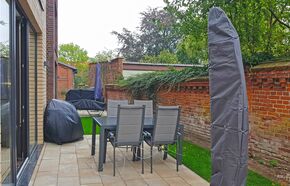 möblierte Terrasse und Gartenbereich mit Grill