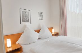 Schlafzimmer mit Doppelbett
