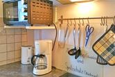 Küche mit Herd und Kühlschrank mit Gefrierfach