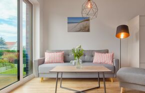 gemütliche Schlafcouch im Wohnzimmer