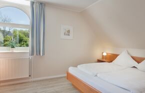 Schlafzimmer mit Doppelbett