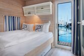 1.Schlafraum mit Doppelbett und Heckterrasse