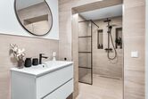 komfortables Badezimmer mit ebenerdiger Dusche