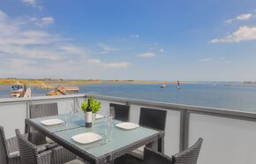 Blick von der möblierten Terrasse direkt auf die Ostsee