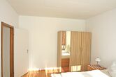 Schlafzimmer mit Kleiderschrank