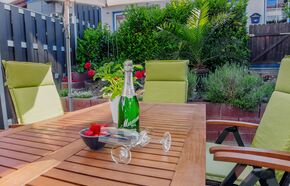möblierte Terrasse mit Sonnenschirm