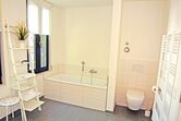 Vollbad im Obergeschoss mit Wanne und WC