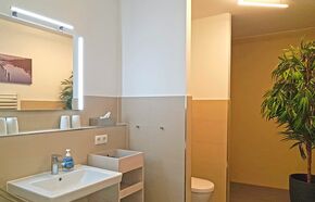 Badezimmer mit ebenerdiger Dusche