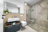 Badezimmer mit ebenerdiger Dusche