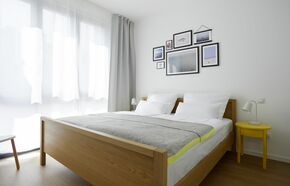 Schlafzimmer mit Doppelbett