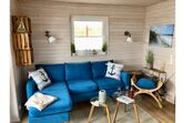 Wohnbereich mit Couch, TV und WLAN