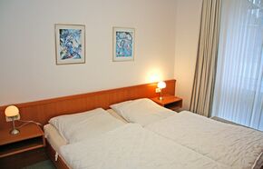 Schlafzimmer mit Doppelbett