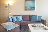 gemütliche Couch mit Wohnzimmertisch