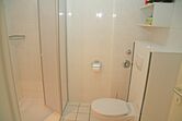 Badezimmer mit Dusche und WC