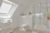 Großes Badezimmer mit moderner Dusche