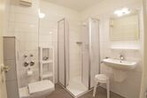 Badezimmer mit ebenerdiger Dusche