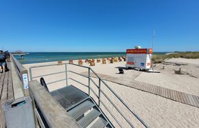 ein Saison-Strandkorb rechts von der Seebrücke steht zur Verfügung