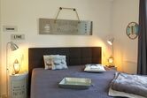 Schlafzimmer mit Doppel-Boxspringbett und TV