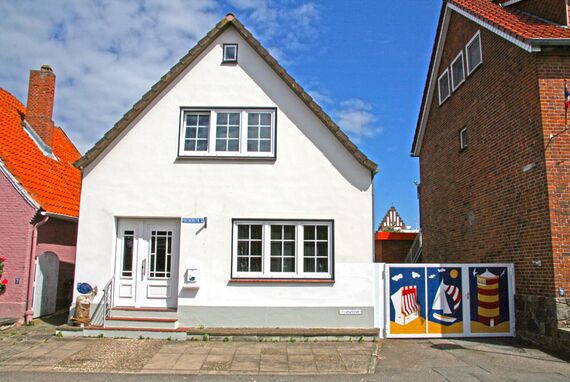 Hausansicht KAPITÄNS-HUS und Parkplatz
