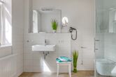 Badezimmer mit ebenerdiger Dusche