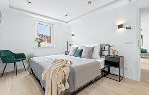 Schlafzimmer mit Doppelbett und TV