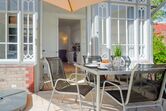 möblierte Terrasse mit Sonnenschirm