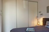 Schlafzimmer mit geräumigen Kleiderschrank
