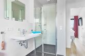 Badezimmer mit ebenerdiger Dusche
