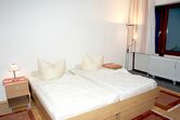 Schlafzimmer mit Doppelbett