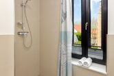 Badezimmer mit ebenerdiger Dusche