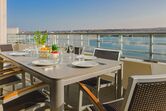 möblierte Terrasse mit Gas-Grill