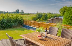 Blick von der möblierten Terrasse auf die Ostsee und Salzwiesen
