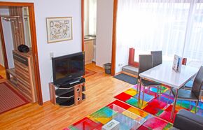 Wohnzimmer mit Blick zur Küche
